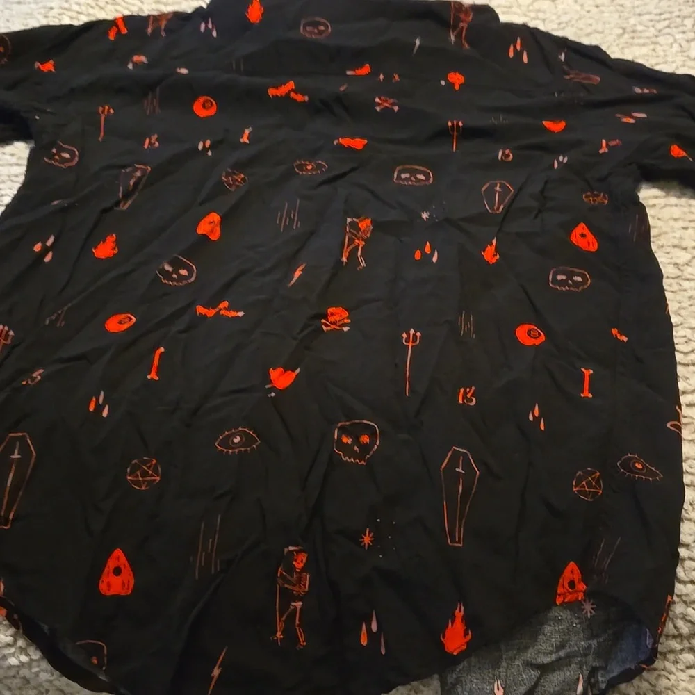 Men's Hot Topic Button Up Shirt - Picture 3 of 3